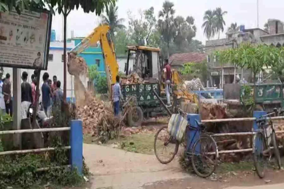 ভাঙা হল ভগবানপুর হাসপাতালের পুরোনো বহির্বিভাগ