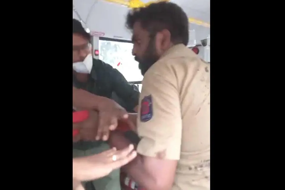 চলন্ত বাসে এ কী কাণ্ড! দেখুন ভিডিও