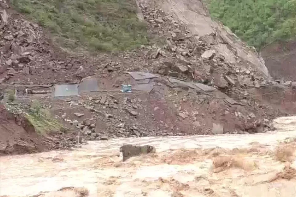 ধস নামল কাশ্মীরে, বিপর্যস্ত জনজীবন