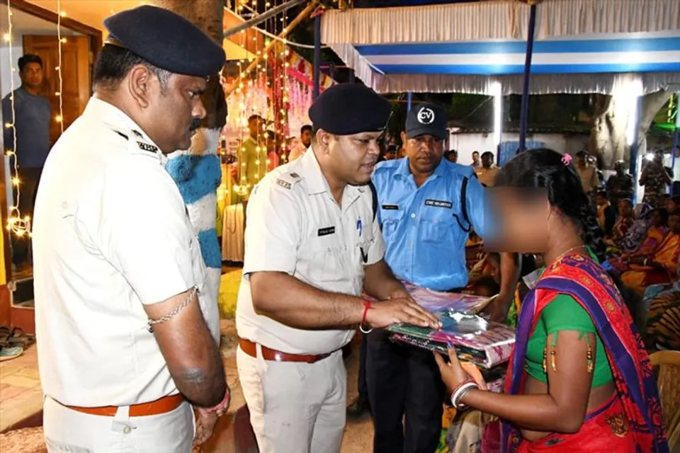 কালীপুজো উপলক্ষে মিষ্টি বিতরণ করল বাঁকুড়া পুলিশ