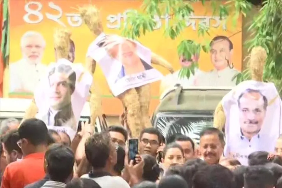 'রাষ্ট্রপত্নী' মন্তব্যের প্রতিবাদে বিজেপি কর্মীদের বিক্ষোভ দেখান