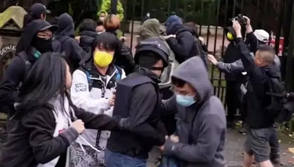 যুক্তরাজ্যে বিক্ষোভকারীদের ওপর হামলা, ৬ কূটনীতিককে ফিরিয়ে নিল চীন