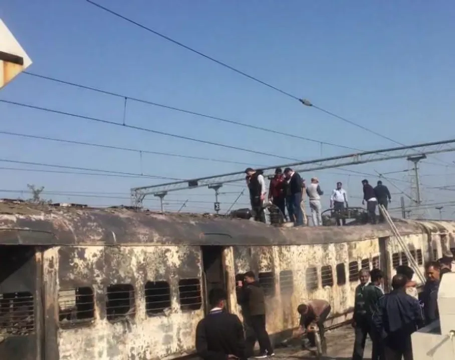 সাহারানপুর থেকে দিল্লি গামী ট্রেনে আগুন!