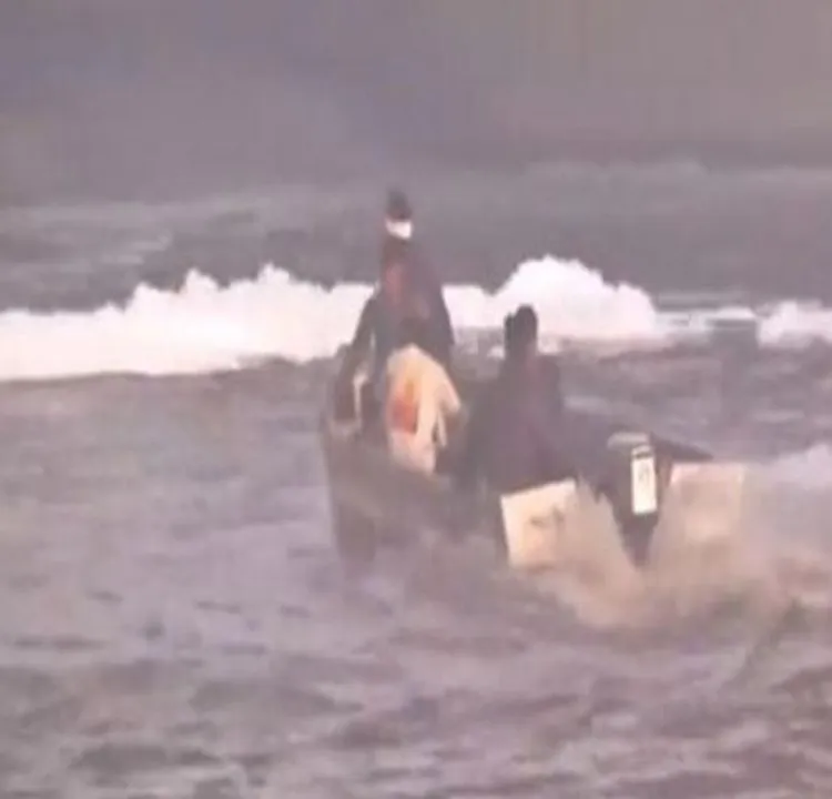 যমুনা নদী থেকে বিষাক্ত ফেনা অপসারণেের জন্য ১৫টি নৌকা মোতায়েন করল  দিল্লি সরকার