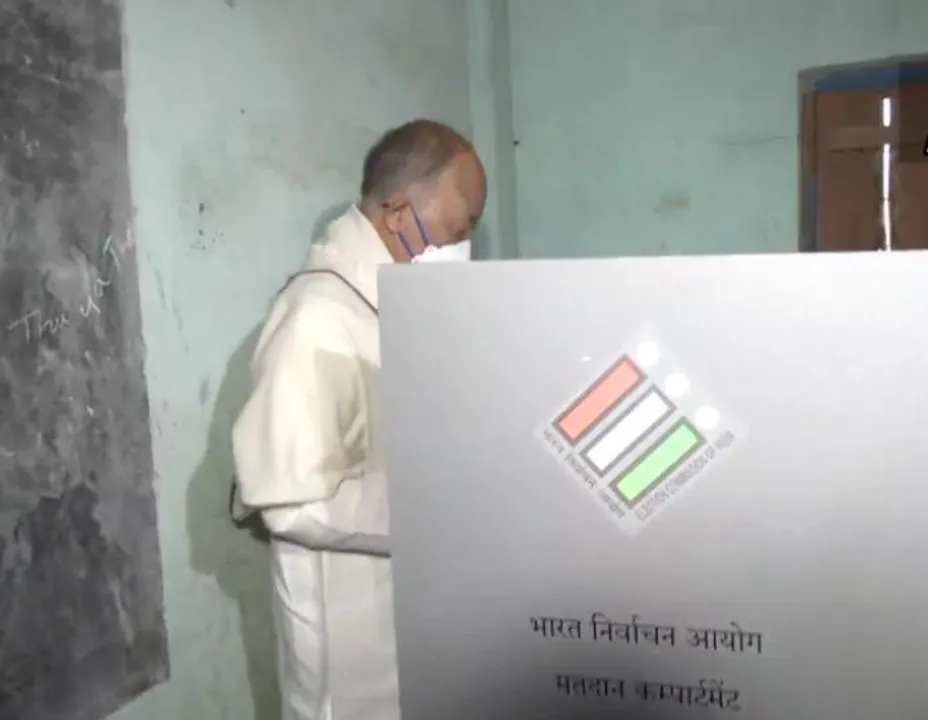 ভোট দিলেন প্রাক্তন মুখ্যমন্ত্রী