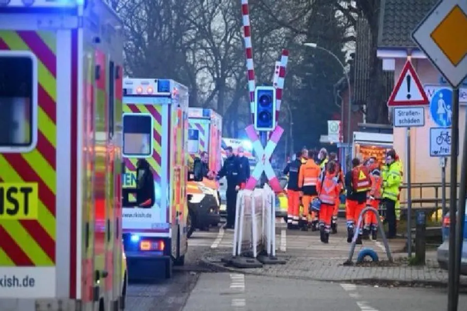 ট্রেনের মধ্যে ছুরির হামলা, নিহত একাধিক