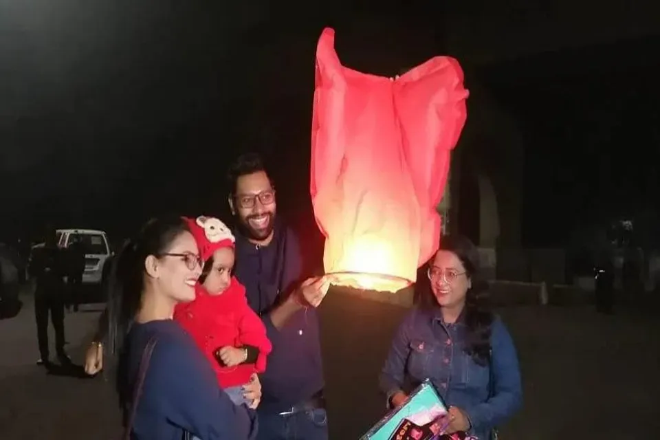 ফানুস, আতশবাজির মাধ্যমে নতুন বছরকে স্বাগত জানালেন মানুষ