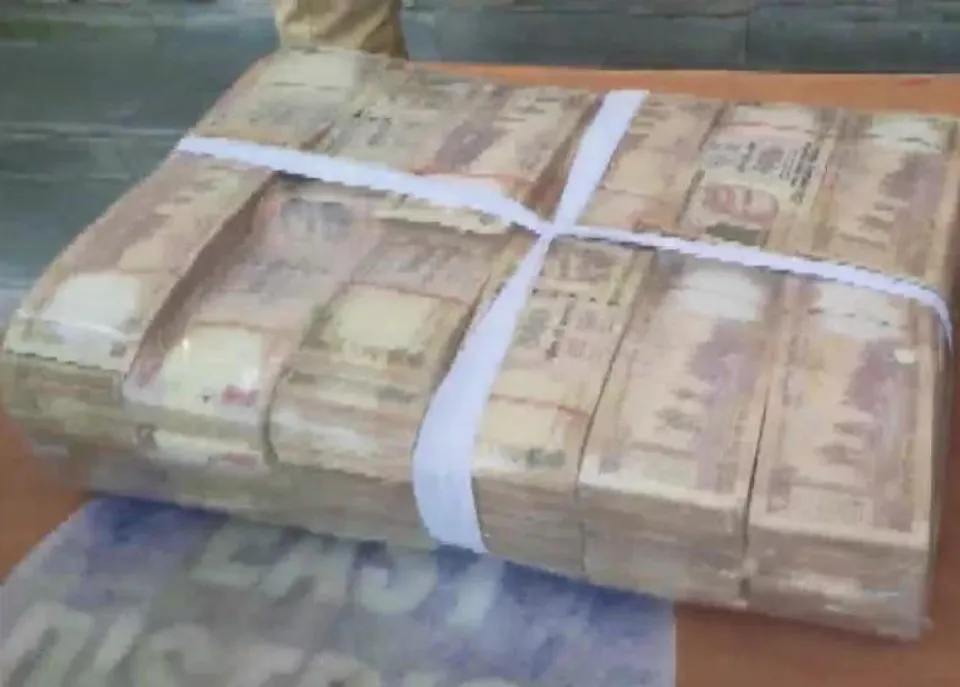 নোটবাতিলের ৬ বছর পর এক ব্যক্তির থেকে উদ্ধার ৬২ লাখ টাকার বাতিল নোট!