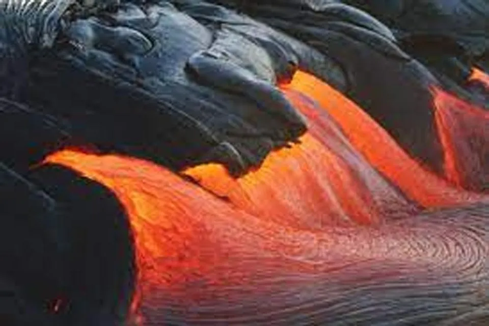 ঝড়নার মত ঝড়ে পড়ছে লাভা, দেখুন ভিডিও