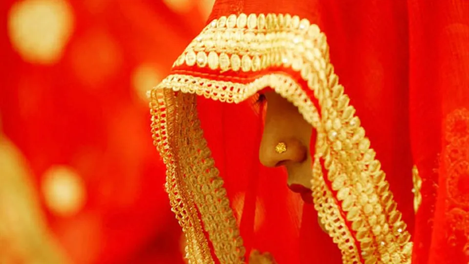 বিয়ের পোশাকে পরীক্ষা দিয়ে তাক লাগালেন নববধূ