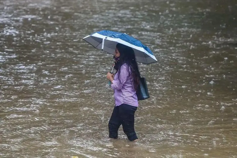 প্রবল বর্ষণে জলমগ্ন বাণিজ্য নগরী, ব্যাহত জনজীবন
