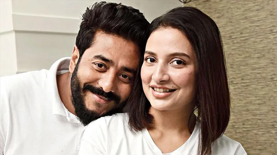 মলদ্বীপের সমুদ্র সৈকতে নৈশভোজ রাজ-শুভশ্রীর