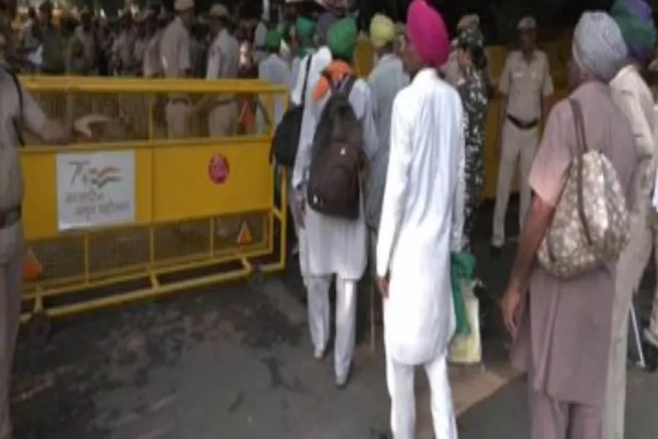 যন্তর মন্তরে পৌঁছতে শুরু করেছেন কৃষকরা