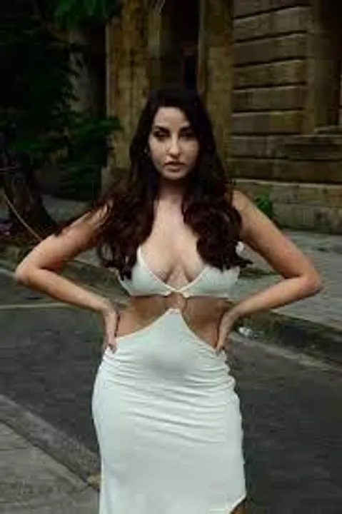 এবারে মানিকে মাগে হিঠে-এর তালে নোরা