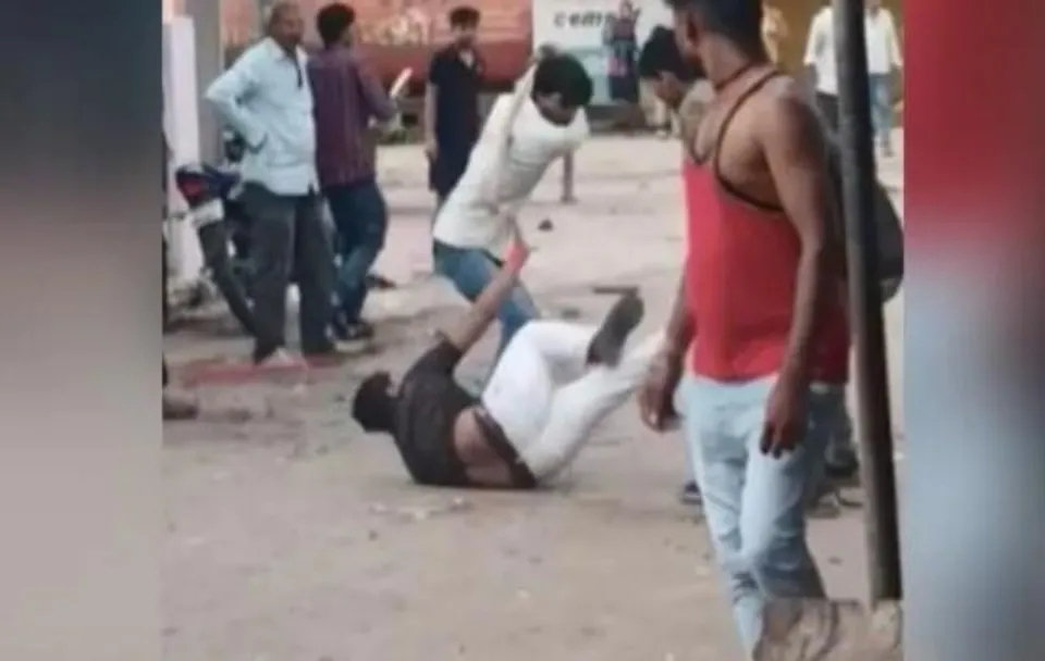 রাজ্যের শাসকদলের পঞ্চায়েত সদস্যকে লাঠি দিয়ে বেধড়ক মার, ভাইরাল ভিডিও