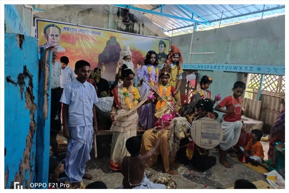 শিশুদের বিশেষ পাঠ দিলেন  সবং থানার ওসি সুব্রত বিশ্বাস