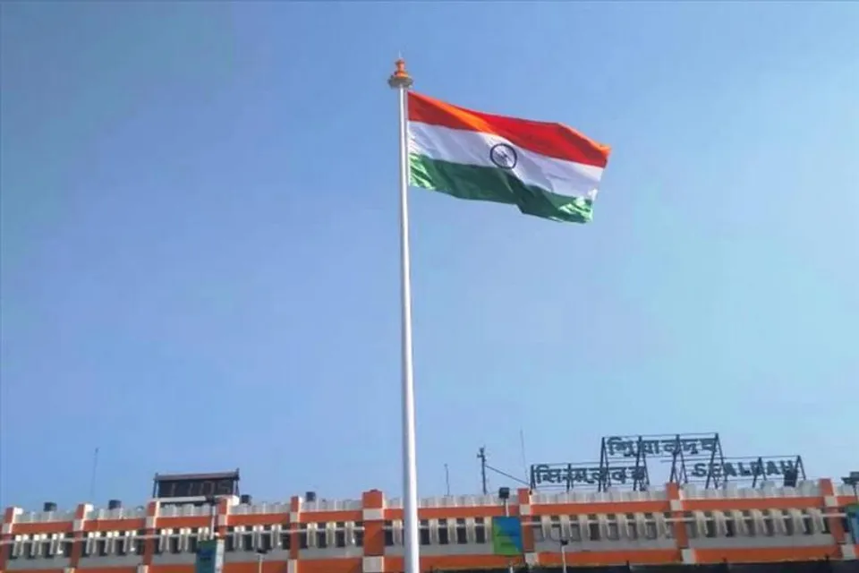 শিয়ালদা স্টেশনে উড়ছে ছেঁড়া পতাকা!