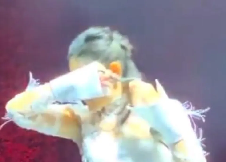 হিজাব বিরোধী বিক্ষোভে মঞ্চে চুল কেটে সমর্থন তুর্কি গায়িকার