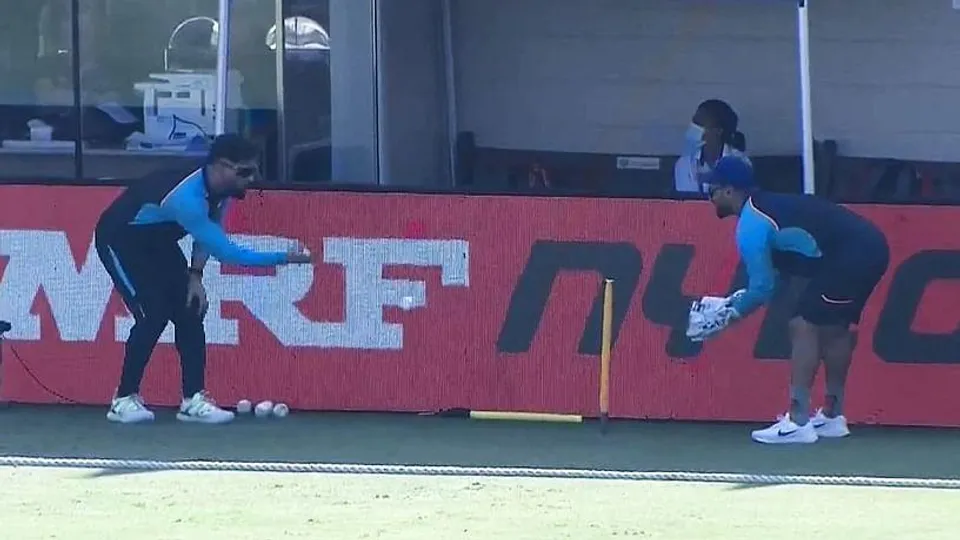 পান্থকে কিপিং টিপস দিলেন ধোনি