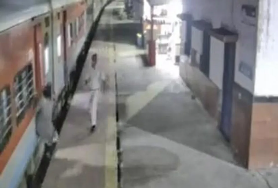 রেল পুলিশের তৎপরতায় অল্পের জন্য প্রাণে বাঁচল যাত্রী