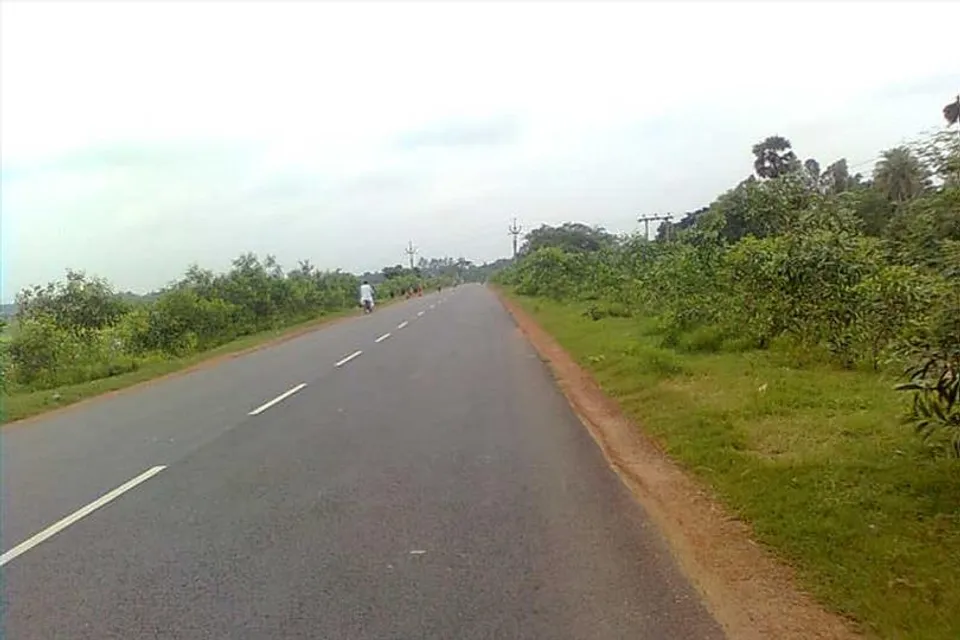 রাস্তা তৈরির দাবিতে রাজ্য সড়ক অবরোধ করে বিক্ষোভ