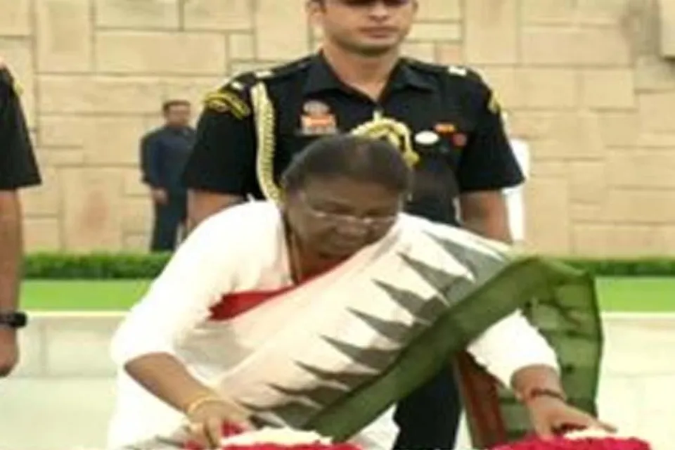 রাজঘাটে শ্রদ্ধা নিবেদন করলেন দ্রৌপদি মুর্মু
