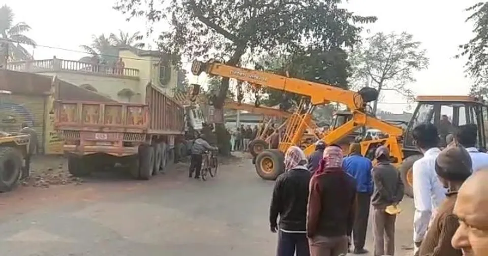 ঘরের ভেতর ঢুকল ট্রেলার গাড়ি