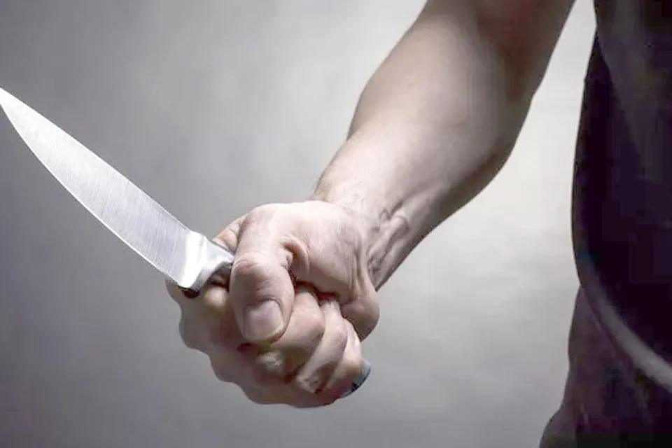 ছুরির আঘাতে গুরুতর আহত যুবক