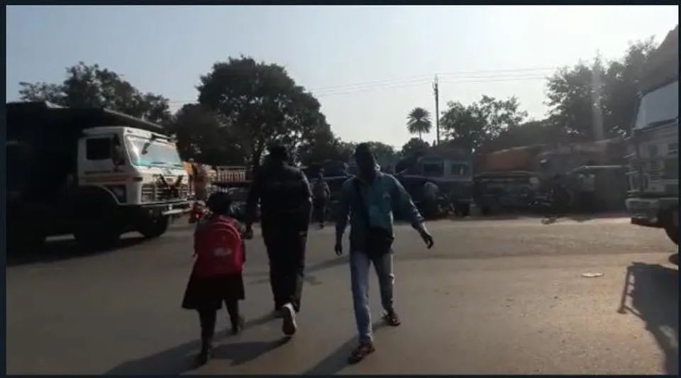 স্কুলে দিতে এসে বিপত্তির মুখে পড়ুয়া ও অভিভাবকরা