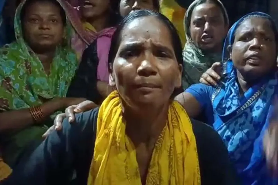 প্রভাব খাটিয়ে আসামিদের থানা থেকে ছাড়িয়ে আনার অভিযোগে বিক্ষোভ, শুনুন বিক্ষোভকারীর বক্তব্য