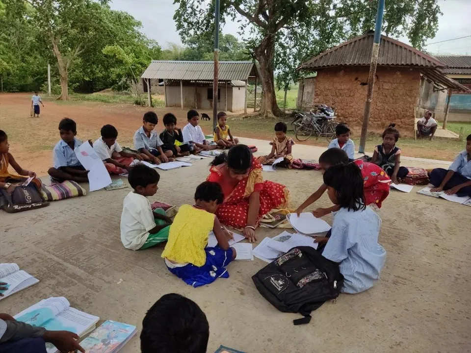 শালবনি থানার উদ্যোগে জঙ্গলমহলে শুরু হল বিনামূল্যের "পাঠশালা"