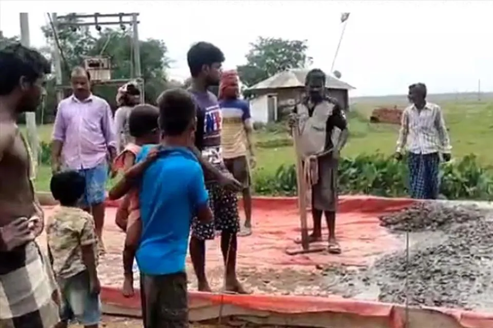 ঢালাই রাস্তা নির্মাণের কাজে ঠিকাদারি সংস্থার বিরুদ্ধে দুর্নীতির অভিযোগ