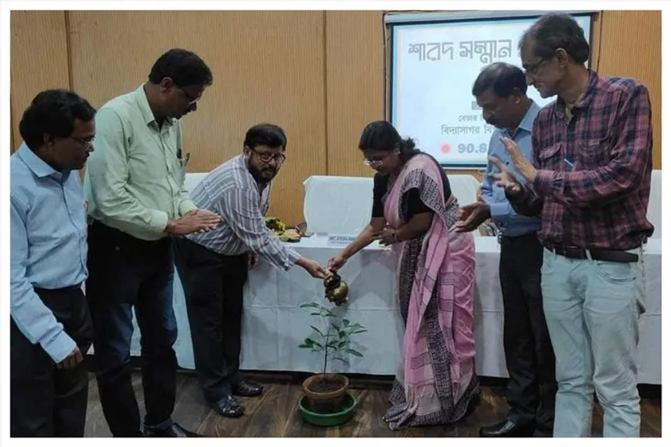 ১১ টি পূজো কমিটির কর্মকর্তাদের হাতে শারদ সম্মান