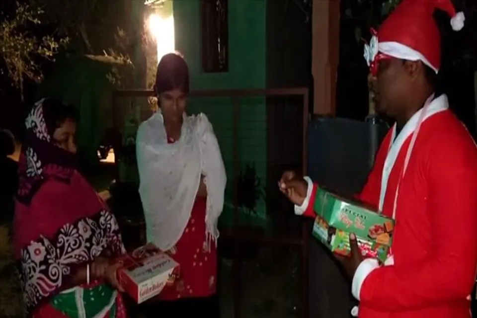 দুয়ারে কেক হাতে সান্তার বেশে পঞ্চায়েত প্রধান
