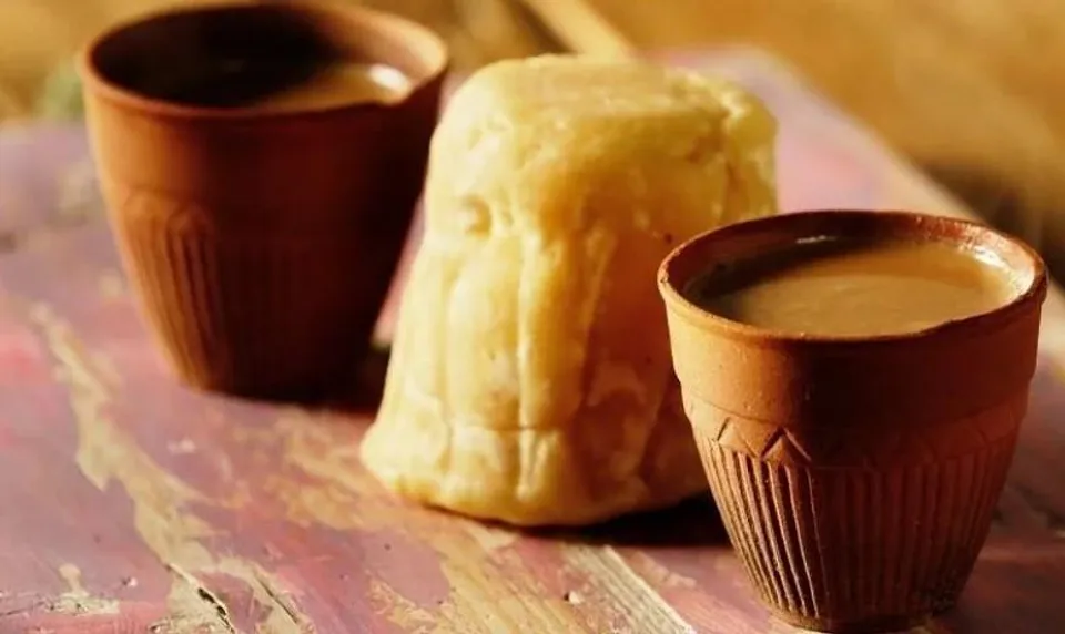 শীতের সকাল শুরু করুন গুড় দিয়ে চা পান করে!