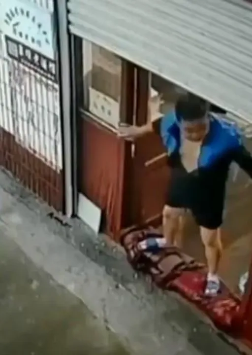 তেড়ে আসছে জলের স্রোত, কী করলেন চিনা ব্যক্তি, ভাইরাল ভিডিয়ো