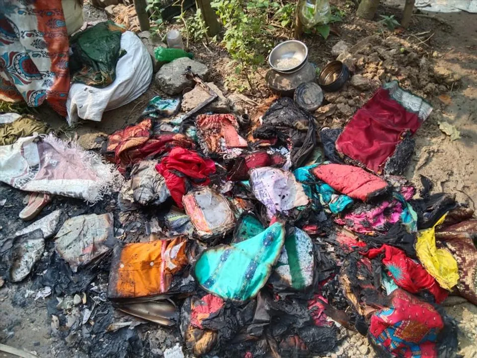 আগুনে ভস্মীভূত বাড়ি