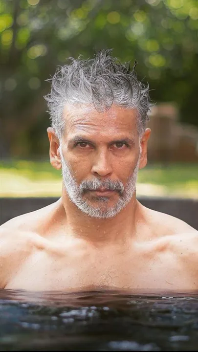 মা কে সাইকেল চালানো শেখালেন মিলিন্দ সোমান