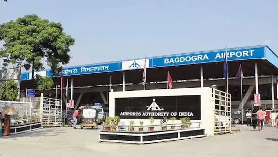 বাগডোগরা বিমানবন্দরের রানওয়েতে ফাটল, বন্ধ পরিষেবা