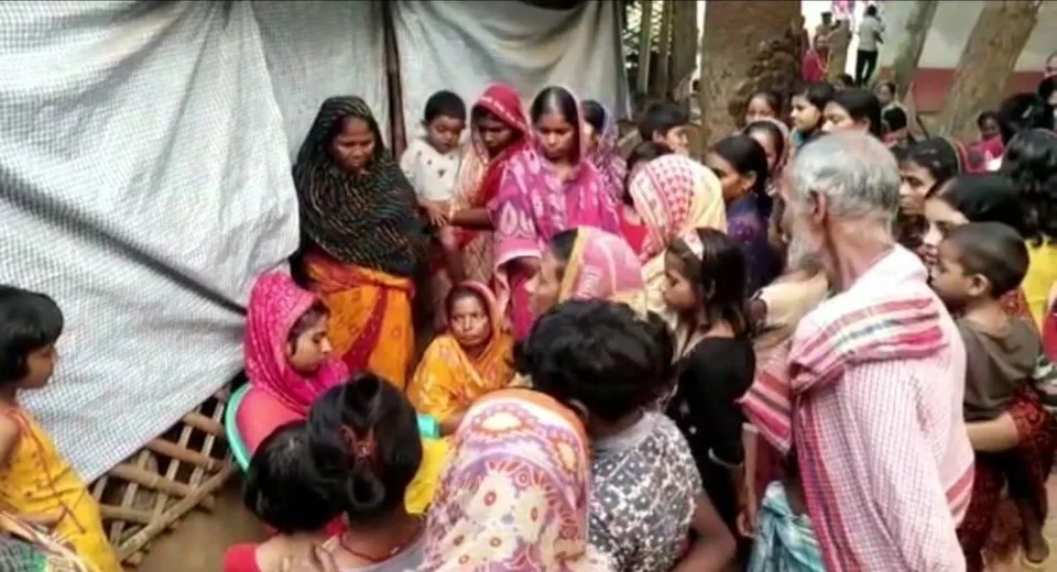 স্বামীকে ফিরে পেতে শ্বশুরবাড়ির সামনে ধরনা গৃহবধুর