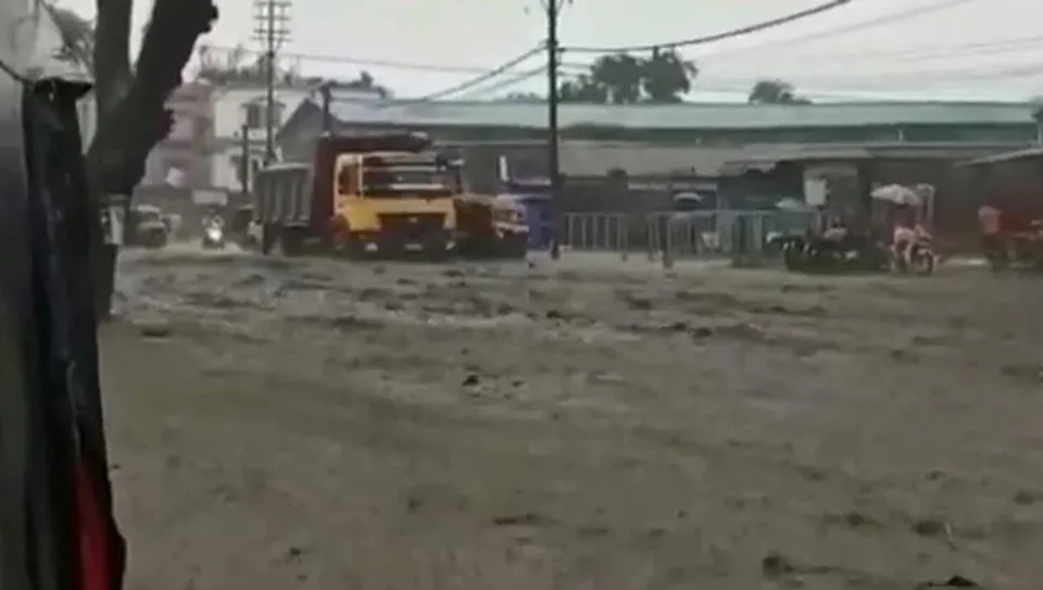 পাহাড় থেকে সমানে নামছে জল, কাদামাটি; দুর্ভোগে ভাসছে বাংলা-ভুটান সীমান্তের জয়গাঁ