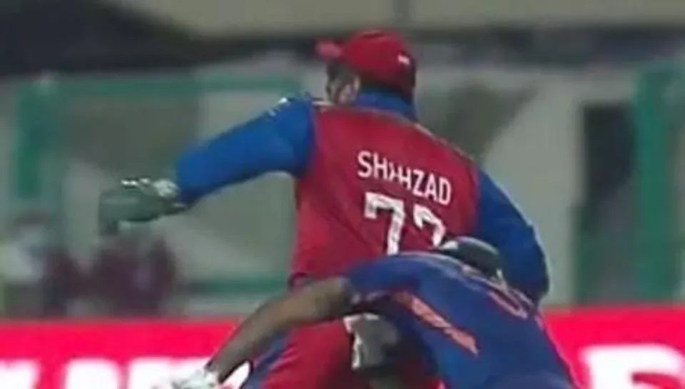 রান নিতে গিয়ে শেহজাদকে গুঁতো হার্দিকের, উঠলো হাসির রোল!