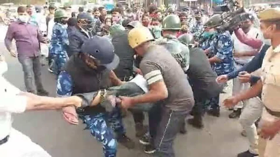 ফের চাকরিপ্রার্থীদের বিক্ষোভ, টেনে হিঁচড়ে তাঁদের প্রিজন ভ্যানে আটক ১০০