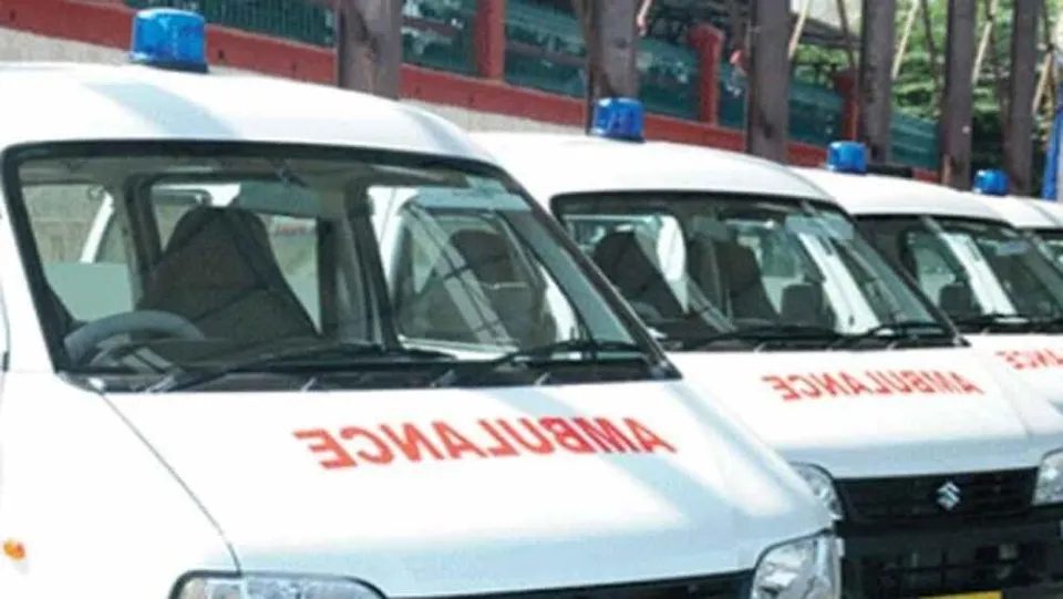 মদের টাকা না দেওয়ায় অ্যাম্বুল্যান্সে ভাঙচুরের অভিযোগ উঠল ২ হোমগার্ডের বিরুদ্ধে