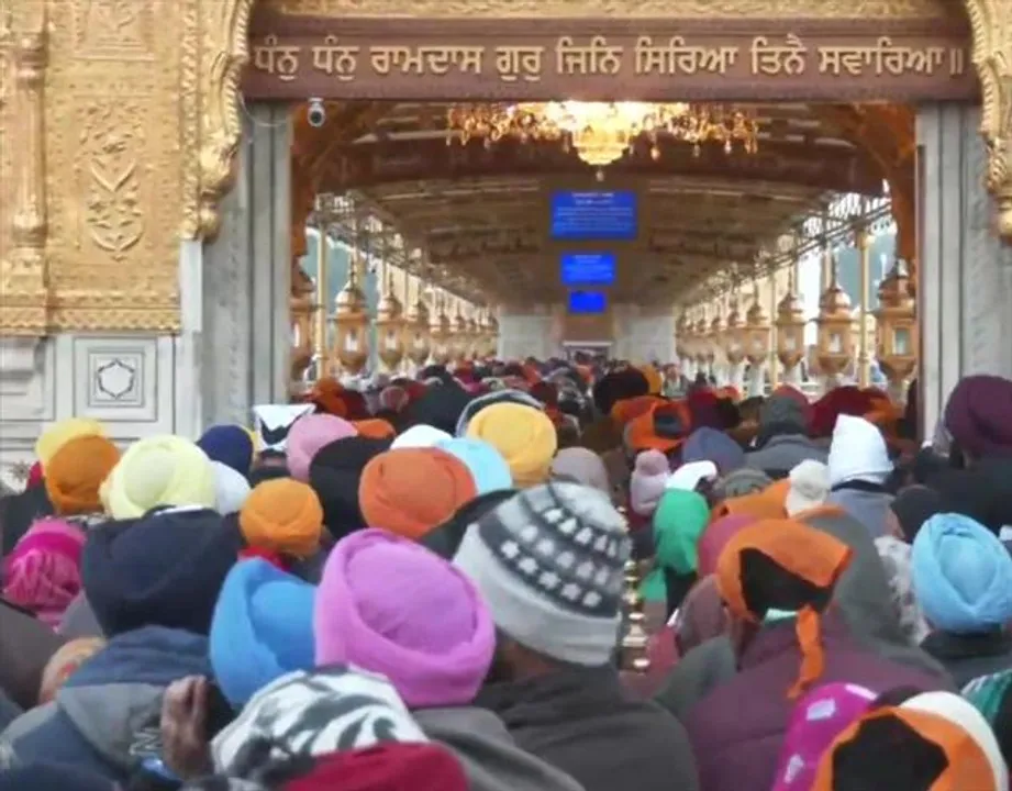 মকর সংক্রান্তি: অমৃতসরের স্বর্ণমন্দিরের 'সরোবর'-এ স্নান করে প্রার্থনা করলেন ভক্তরা