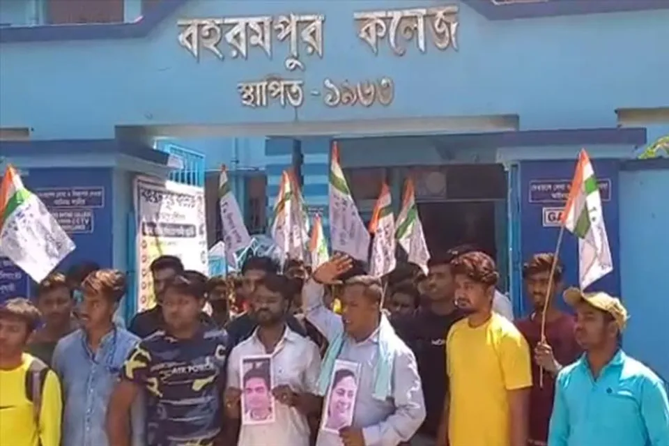 কলেজ গেটে তৃণমূলের অবস্থান বিক্ষোভ