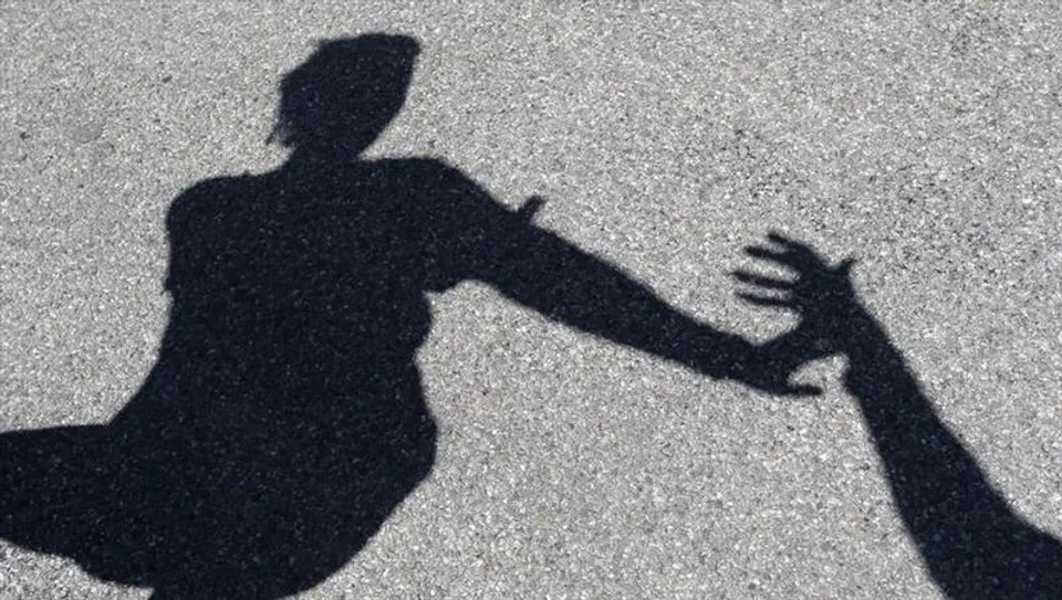 স্ত্রীকে খুঁটির সঙ্গে বেঁধে প্রকাশ্যে মারধর স্বামীর, আগ্রার ঘটনায় চাঞ্চল্য