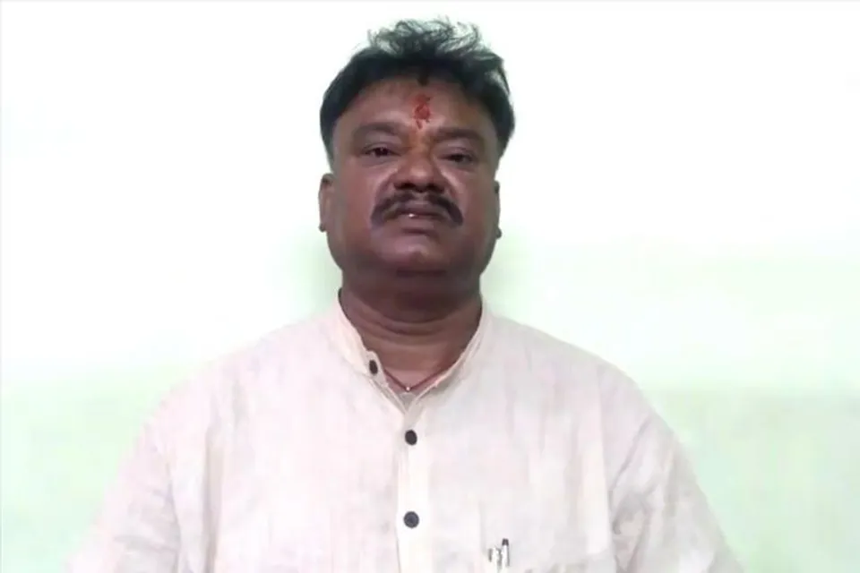 পুলিশ তুলে আছাড় মারার হুমকি কৃষি বিপণনমন্ত্রীর