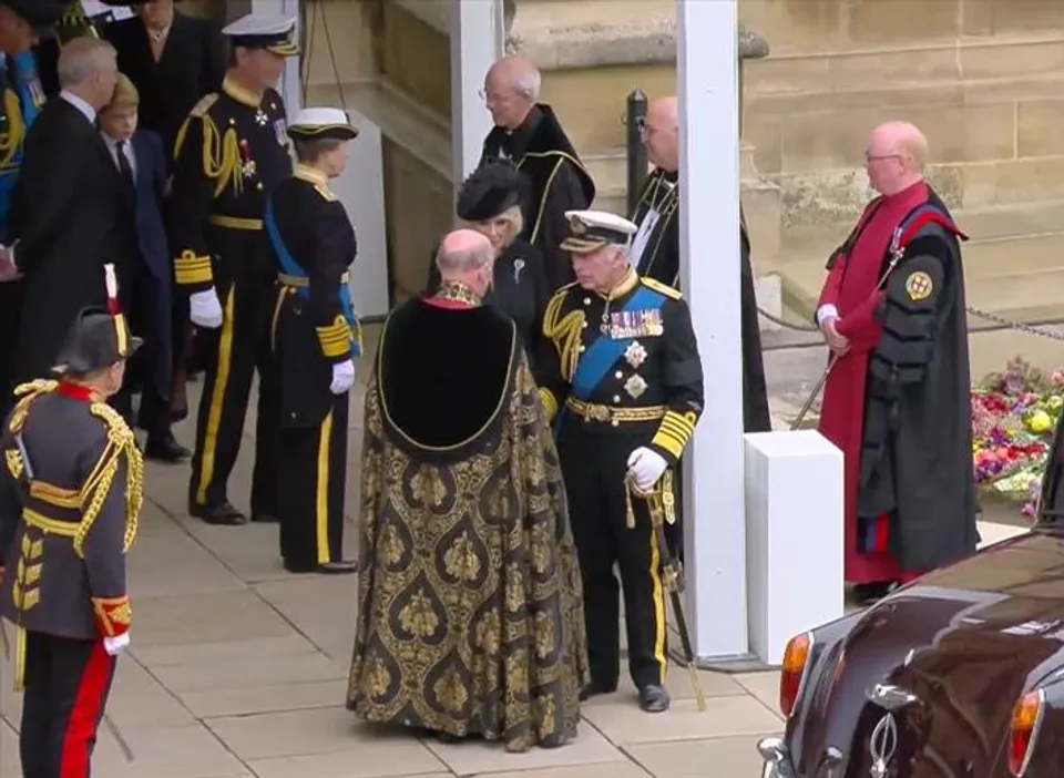 সেন্ট জর্জ চ্যাপেল ছাড়লেন রাজপরিবারের সদস্যরা