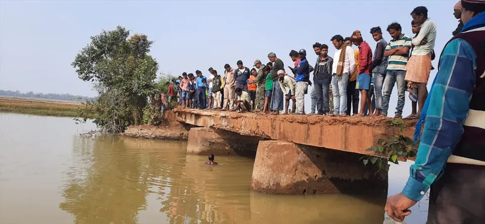 ভাঙাচোরা সেতু থেকে এক ব্যক্তি পড়লেন খালের জলে, ডুবুরি দিয়েও মেলেনি খোঁজ